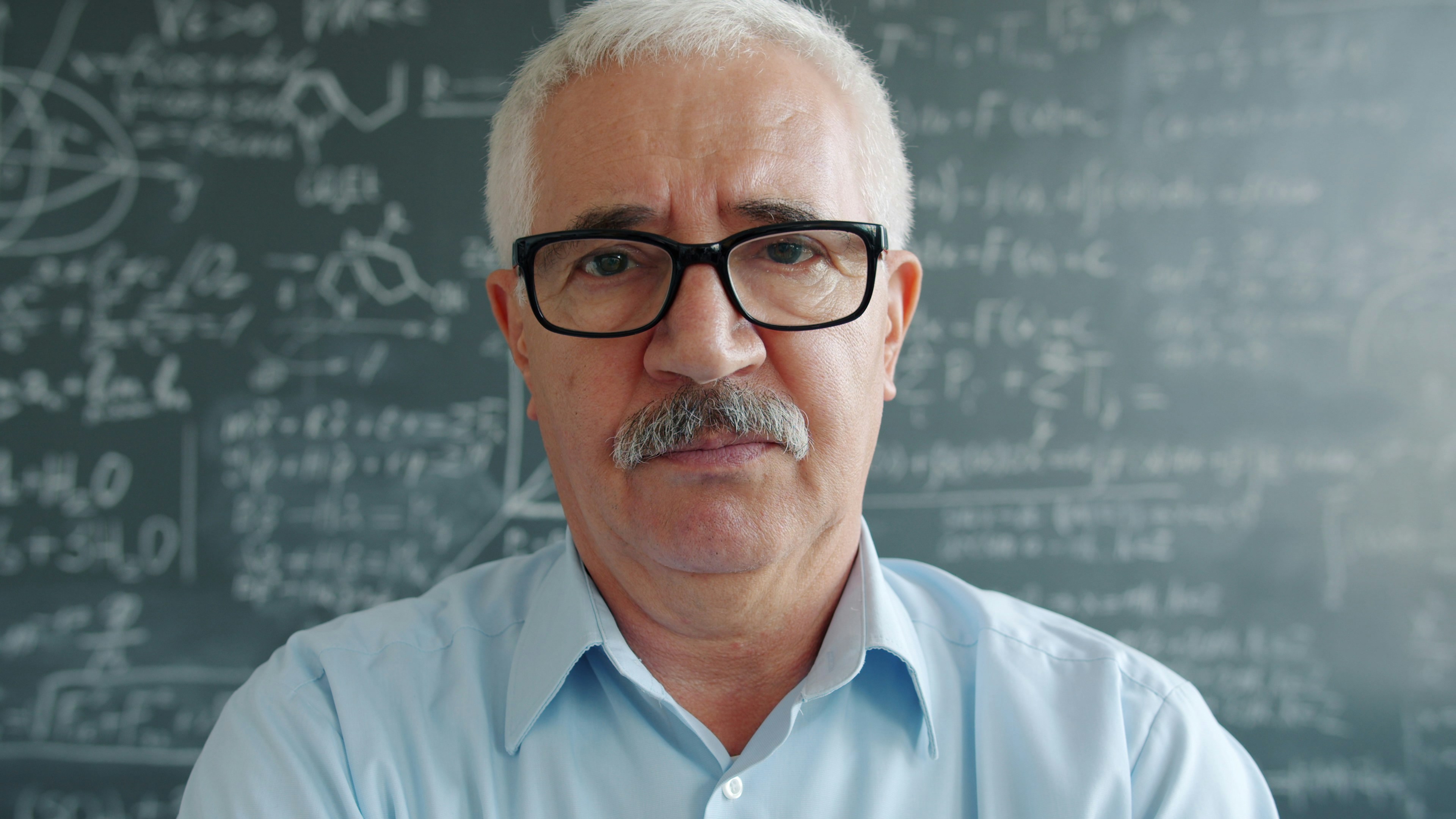 Professor tem direito a se aposentar mais cedo? Descubra as regras atuais